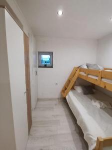 Postel nebo postele na pokoji v ubytování Apartments by the sea Sibenik - 14802