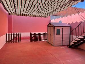 a smallshed sitting in the middle of a room at Casa espaciosa con sala de juntas in Consuegra