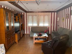 a living room with a couch and a tv at Casa espaciosa con sala de juntas in Consuegra