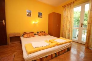 Un pat sau paturi într-o cameră la Apartments and rooms with parking space Podgora, Makarska - 6706