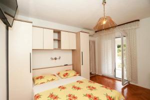 1 dormitorio con cama y ventana grande en Apartments with a parking space Baska Voda, Makarska - 6827, en Baška Voda