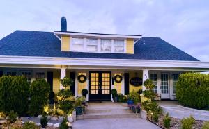 ein gelbes Haus mit blauem Dach in der Unterkunft Bayberry Inn B&B and Oregon Wellness Retreat in Ashland