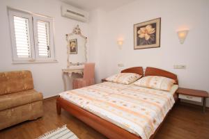 Postel nebo postele na pokoji v ubytování Apartments and rooms with parking space Baska Voda, Makarska - 6704