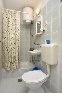 uma casa de banho com um WC e um lavatório em Twin Room Podaca 6824c em Podaca