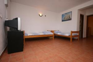 Zimmer mit 2 Betten und einem Flachbild-TV in der Unterkunft Apartment Mandre 6456b in Mandre