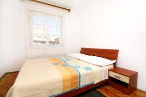 Кровать или кровати в номере Apartments by the sea Makarska - 6738