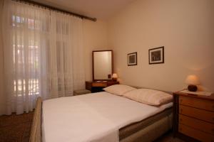 Postel nebo postele na pokoji v ubytování Apartments by the sea Podgora, Makarska - 6683