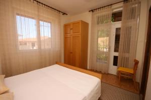 Postel nebo postele na pokoji v ubytování Apartments by the sea Podgora, Makarska - 6683