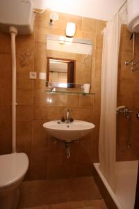 Koupelna v ubytování Apartments by the sea Podgora, Makarska - 6683 + 31 fotografií