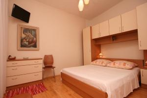 Postel nebo postele na pokoji v ubytování Apartments by the sea Podgora, Makarska - 6683
