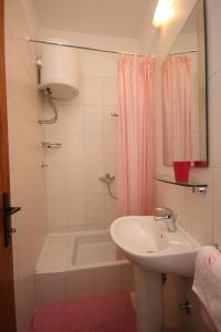 Koupelna v ubytování Apartments by the sea Podgora, Makarska - 6683