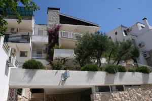 a building with plants on the side of it at Apartments by the sea Zivogosce - Blato, Makarska - 6797 in Igrane