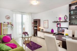 een woonkamer met een tafel en een eetkamer bij Apartments by the sea Makarska - 6843 in Makarska