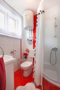 ein Badezimmer mit einem WC, einer Badewanne und einem Waschbecken in der Unterkunft Apartments by the sea Makarska - 6843 in Makarska
