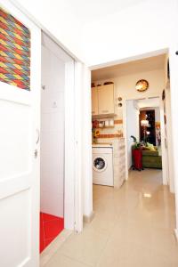 y cocina con lavadora y secadora. en Apartments by the sea Makarska - 6843, en Makarska