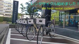 Henn na Hotel Kanazawa Korimbo في كانازاوا: مجموعة من الدراجات متوقفة في رف للدراجات