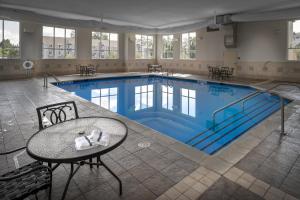 uma grande piscina com mesa e mesa em Holiday Inn Hotel & Suites Beckley, an IHG Hotel em Beckley