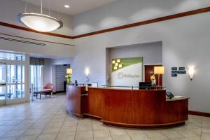 um átrio de um hotel com recepção em Holiday Inn Hotel & Suites Beckley, an IHG Hotel em Beckley