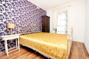 a bedroom with a bed and a blue and white wall at Holiday house with a parking space Gornji Tucepi - Tomasi, Makarska - 6818 in Tučepi