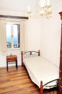 a bedroom with a bed and a table and a window at Holiday house with a parking space Gornji Tucepi - Tomasi, Makarska - 6818 in Tučepi