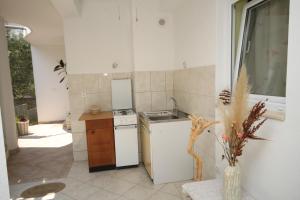 Nhà bếp/bếp nhỏ tại Apartments by the sea Tucepi, Makarska - 6656