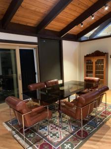 聖海倫娜的住宿－Rustridge Ranch & Winery，一间设有玻璃桌和皮椅的用餐室