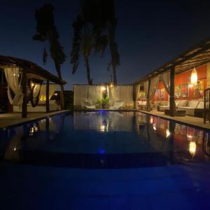 - une grande piscine avec une maison dans l'établissement Pousada Brisa & Soul, à Paracuru