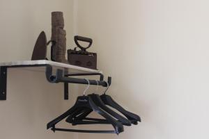 Habitaciones 1 acceso independiente y autonomo Puebla في بوبلا: رف معلق على الحائط لتعليق الملابس