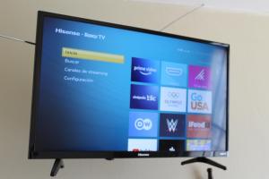 Habitaciones 1 acceso independiente y autonomo Puebla في بوبلا: تلفزيون بشاشة مسطحة جالس فوق جدار +11 صورة