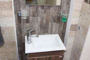 y baño con lavabo blanco y espejo. en Habitaciones 1 acceso independiente y autonomo Puebla, en Puebla