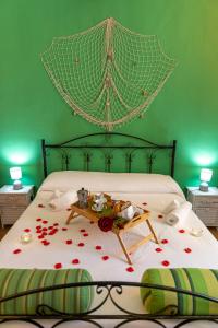 una camera da letto con un letto fiorito di Casa Domitilla Vista Mare - Spiagge, Storia & Relax Wifi - Netflix a Terracina