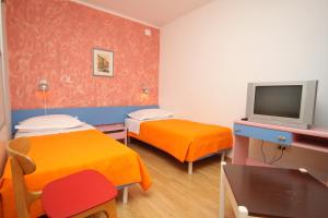 Un televizor și/sau centru de divertisment la Apartments by the sea Tucepi, Makarska - 6806