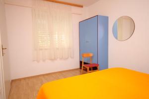 トゥチェピにあるApartment Tucepi 6806bのベッドルーム(黄色のベッド1台、鏡付)