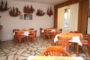 Reštaurácia alebo iné gastronomické zariadenie v ubytovaní Apartments with a parking space Podgora, Makarska - 6847