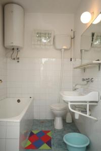 Kúpeľňa v ubytovaní Apartments with a parking space Podgora, Makarska - 6847