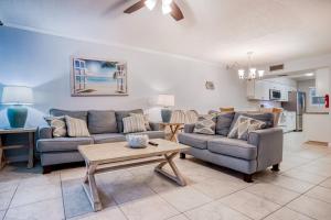 Sala de estar con 2 sofás y mesa en Bay View Villas #120 en Clearwater Beach