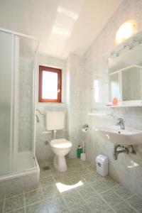 Koupelna v ubytování Apartments by the sea Podaca, Makarska - 6902