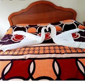 ein Bett mit Schwänen, die darüber liegen in der Unterkunft Cabañas Campestre Sierra Viva in Zacatlán
