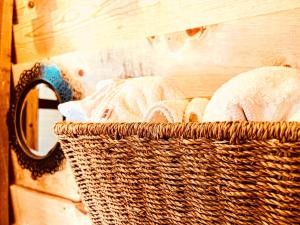 Una cesta de mimbre con toallas en la pared. en Pequeña cabaña mágica con chimenea interior, en Arteaga