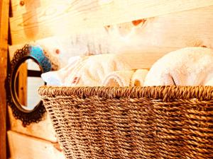 a wicker basket with towels in it on a wall at Pequeña cabaña mágica con chimenea interior in Arteaga