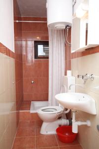 Kúpeľňa v ubytovaní Apartments by the sea Metajna, Pag - 6466
