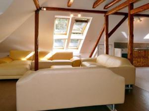 un soggiorno con 2 divani e una finestra di Charming flat on two floors in a villa with a park in Großschirma a Großschirma