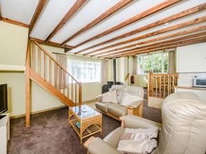 WithypoolにあるCreenagh's Cottageの白い家具と木製の天井が備わるリビングルーム