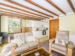 ein Wohnzimmer mit einer Couch und zwei Sesseln in der Unterkunft Creenagh's Cottage in Withypool