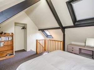 WithypoolにあるCreenagh's Cottageの屋根裏のベッドルーム(ベッド1台、窓付)