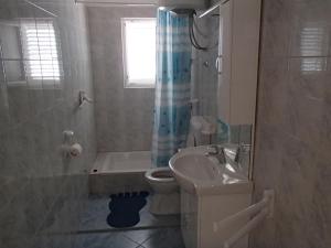 Koupelna v ubytování Apartment Novalja 6491b