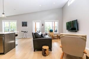 salon z kanapą i telewizorem w obiekcie Amazing North Shore Estates w Private Beach w mieście Lake Cowichan