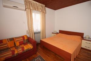Ένα ή περισσότερα κρεβάτια σε δωμάτιο στο Apartments with a parking space Novalja, Pag - 6508