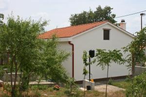 una casa blanca con techo rojo en Seaside holiday house Starigrad, Paklenica - 6633, en Starigrad-Paklenica