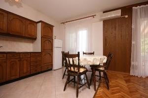 Kuchyň nebo kuchyňský kout v ubytování Apartments with a parking space Novalja, Pag - 6491